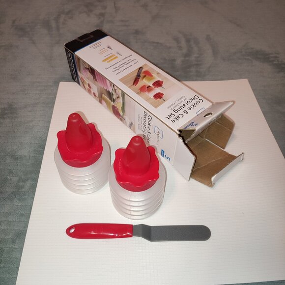 NEW Cookie & Cake Decorating Set Star Shaped Tip Round Spatula 2 Squeeze Bottles - Picture 2 of 7